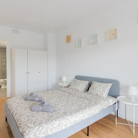 Canet Seaview Gem: Pool & Proximity